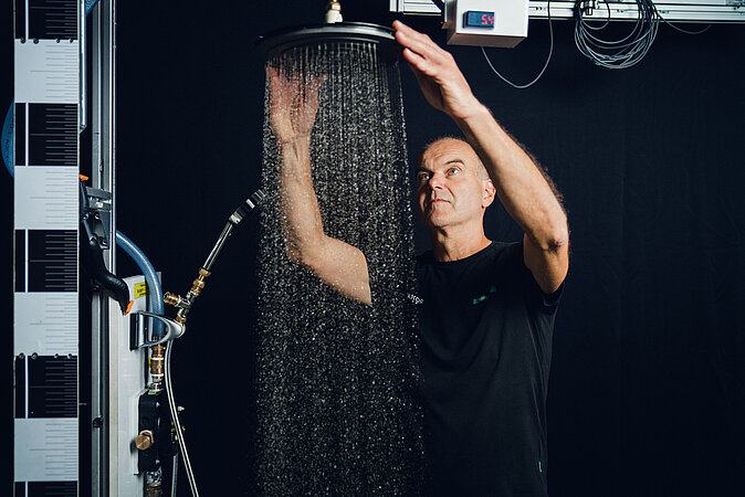 Wie aus Wassertropfen ein perfektes hansgrohe Duscherlebnis entsteht