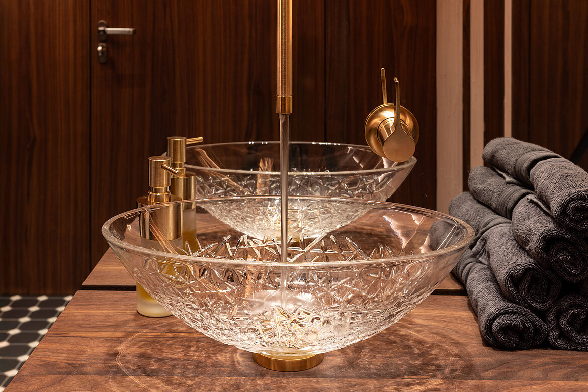 Das edle Kristallbecken mit dem markanten Relief stammt von Glass Design. Copyright Dornbracht / Fotografie Oliver Oettli