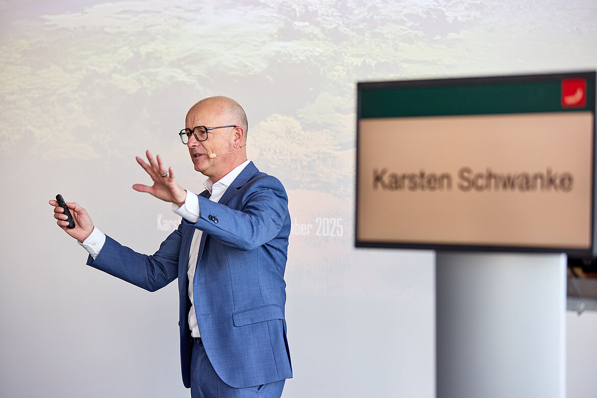 Der Meteorologe Karsten Schwanke eröffnete das 2. Zehnder Planer-Symposium mit einer eindrucksvollen Analyse der Folgen des Klimawandels für Gebäude und Raumklima. Bildquelle: Zehnder Group Deutschland GmbH, Lahr.