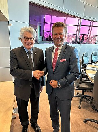 Windhager-CEO Stefan Gubi spricht mit den Spitzenvertretern in Brüssel