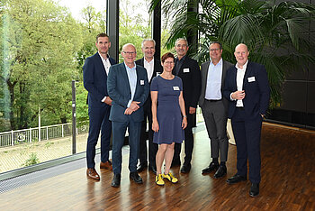 Simon Nehls, Professor Ulrich Eser, Professor Christoph Kaup, Annett Wettig, Udo Jung und Dror Peled (v. l.) sowie Karl-Walter Schuster (nicht im Bild) sind die Mitglieder des aktuellen FGK-Vorstands. Rechts im Bild: FGK-Geschäftsführer Frank Ernst. // Bildquelle: FGK