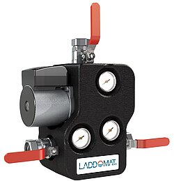 Wenn der Kessel startet, sorgt die Ladeeinheit im Bild die Laddomat-Version 21-60 bis max. 60 kW Kesselleistung) für eine kesselinterne Zirkulation des Wassers, so dass es schnell die Arbeitstemperatur erreicht wird und mit der Erwärmung des Pufferspeichers begonnen werden kann.  Bildnachweis: DEBE Flow Group