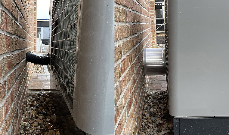 Effiziente Dämmung für die Anschlussleitungen von Monoblock-Wärmepumpen mit dem SILVER-System von GWK Kuhlmann.