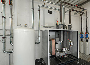 Für den sekundärseitigen Anschluss von Kompaktwärmestationen bietet Viega das thermisch hoch belastbare Pressverbindersystem „Megapress S“, das auch mit den in Fernwärmenetzen typischerweise vorhandenen Stahlrohren verpresst werden kann. (Foto: Viega)