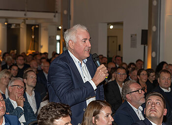 Intensiv nutzten die Besuchenden der Diskussionsveranstaltung die Möglichkeit, Friedrich Merz zu Eckpfeilern seiner Wirtschaftspolitik zu befragen, wenn er Kanzler würde. (Foto: Viega/ ©fotoshooting-koblenz)