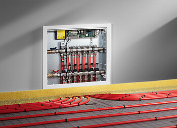 Die steckerfertige Einzelraumregelung „Fonterra Heat Control“ stellt automatisch und dynamisch den hydraulischen Abgleich von bis zu zwölf Heizkreisen her. Das senkt den Energiebedarf und damit die Energiekosten um 20 %. (Foto: Viega)