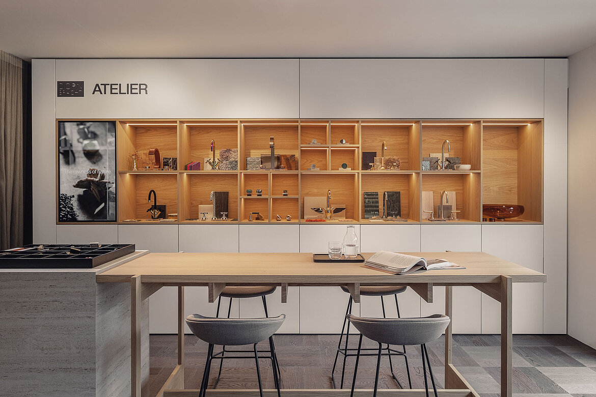 Die vielfältigen Individualisierungsmöglichkeiten, die Dornbracht Atelier bietet, lassen sich in dem eigens dafür kreierten Bereich erkunden. Fotografie: Matthias Dengler (www.matthiasdengler.com)