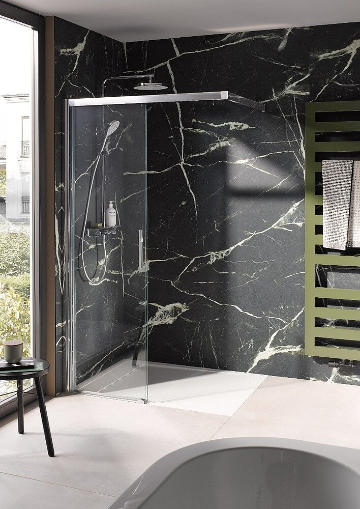 Cleveres Platzwunder: Mithilfe der Walk In Schiebetür der Serie Favorit kann selbst in kleinen Badezimmern ein zeitgemäßer Walk In Duschplatz realisiert werden. Bildnachweis: HSK Duschkabinenbau KG