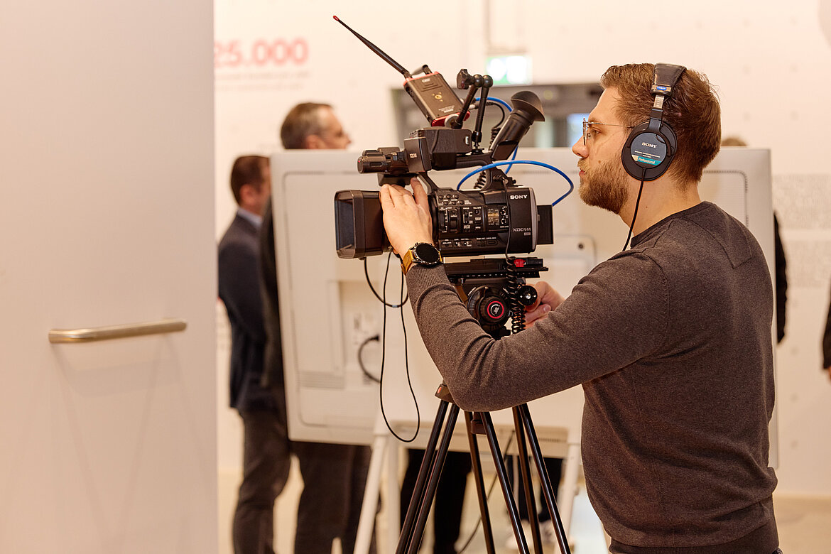 Digital alles im Griff: Das Zehnder Symposium wurde neben über 70 Fachplaner und Architekten vor Ort auch von 300 Teilnehmern als Livestream vor den heimischen Rechnern mitverfolgt.Bildquelle: Zehnder Group Deutschland GmbH, Lahr.