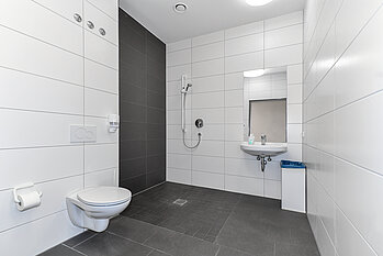 Im Rahmen der Sanierungsmaßnahme wurden auch die barrierefreien Sanitäranlagen im C-Bau neu gestaltet.