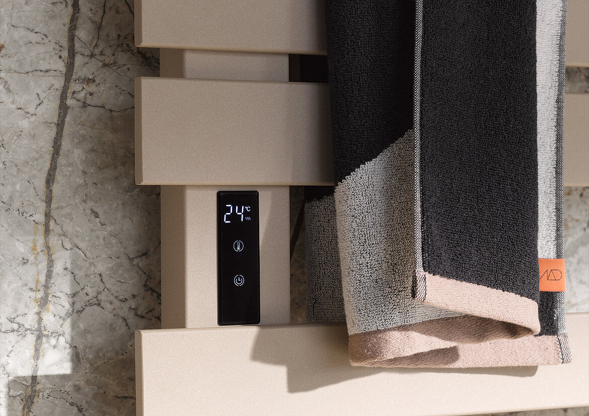 Ein unauffällig integriertes Touchdisplay auf Augenhöhe ermöglicht eine einfache, intuitive Temperaturregelung und die Aktivierung des Timers. Diese und weitere Einstellungen sind per kostenloser App (Android und iOS) möglich. Bild: HSK Duschkabinenbau KG