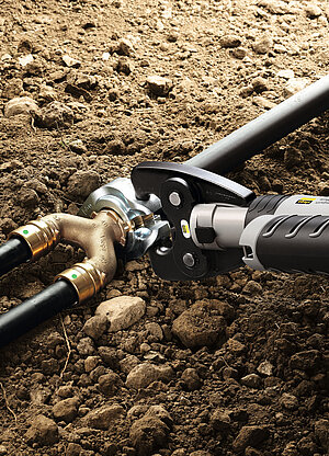 Bei Tiefenbohrungen im Erdreich sind die Anforderungen an die installierten Materialien besonders hoch. Geopress-Y-Stücke von Viega zum Anschluss von Erdwärmepumpen bestehen daher aus dem korrosionsbeständigen Werkstoff Rotguss. (Foto: Viega)