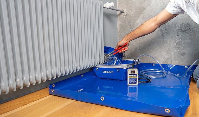 Sauber arbeiten im Kundendienst: Die Unterlegwanne von DERBLAUE®