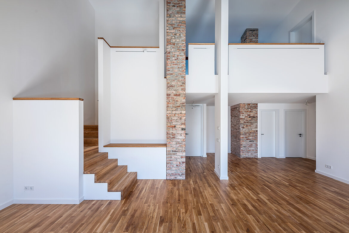 Die Maisonette-Wohnung spiegelt das zentrale Ziel des Projekts wider – Bestand erhalten, Qualitäten herausarbeiten und zeitgemäß gestalten. Foto: Sfeffen Spitzner