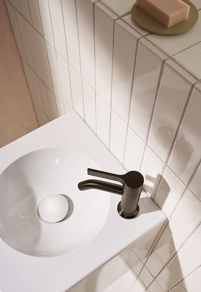 Vaia als Einhebelmischer in Dark Platinum gebürstet: Die Armatur mit kleiner Ausladung ist perfekt abgestimmt auf den minimalistischen Waschtisch.Produktdesign der Armaturen: Sieger Design Copyright: Dornbracht