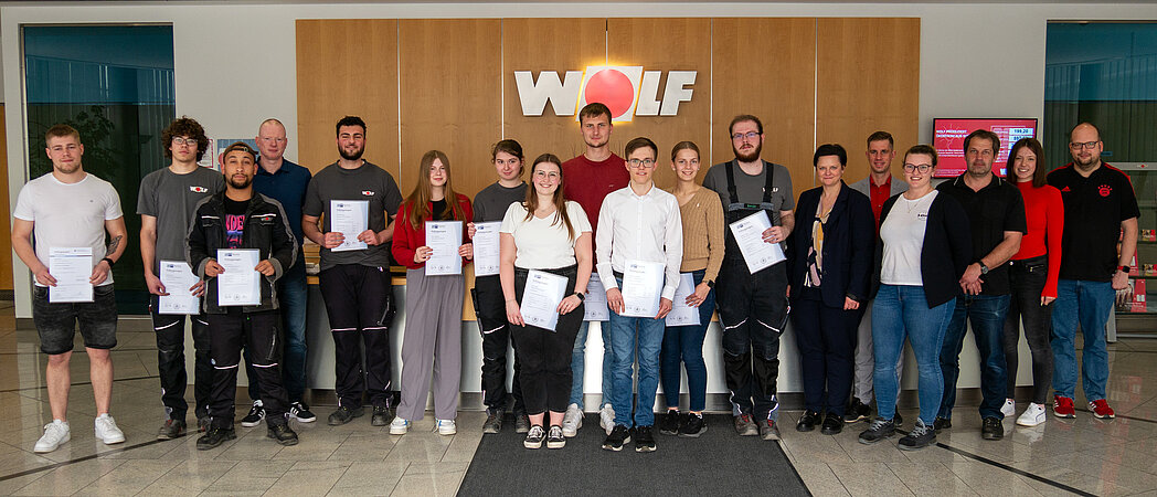 Erfolgreicher Start ins Berufsleben: Zwölf Nachwuchskräfte beenden Ausbildung bei WOLF