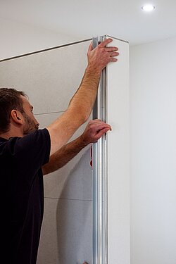 Das Wandanschlussprofil wird dank der Montagehilfe ganz einfach an der gewünschten Stelle platziert.Bild: Kermi Duschdesign GmbH