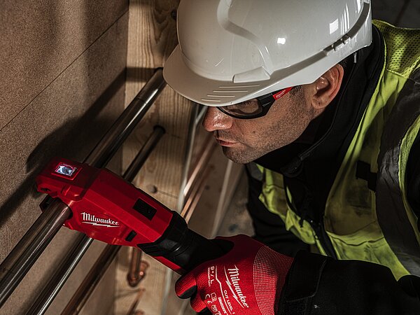 M12™ AKKU EDELSTAHL-ROHRABSCHNEIDER – DIE INNOVATIVE LÖSUNG FÜR FEST INSTALLIERTE ROHRE