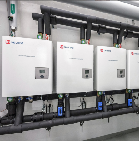 Taconova: Vorteile der Kaskadierung von Frischwarmwasserstationen