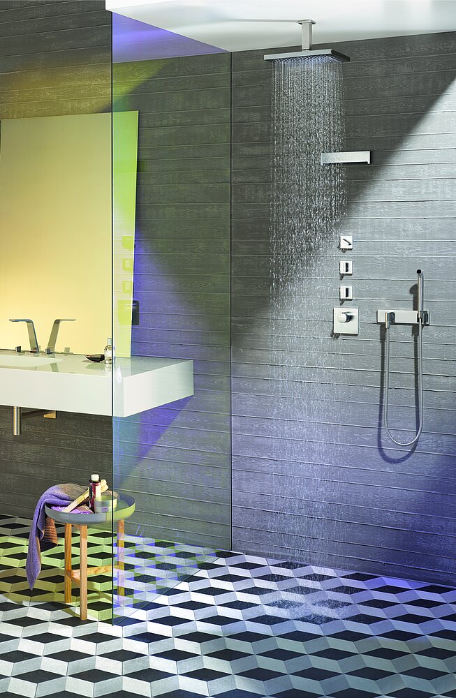 Dornbracht bietet vielfältige Gestaltungsmöglichkeiten für die Dusche. Auslassstellen, Steuerung und Bedienelemente können frei gewählt werden. Der Planning Guide zeigt eine CL.1-Regenbrausen-Anwendung mit Deckenanbindung, Schwallauslauf und Gießrohr.  Copyright: Dornbracht