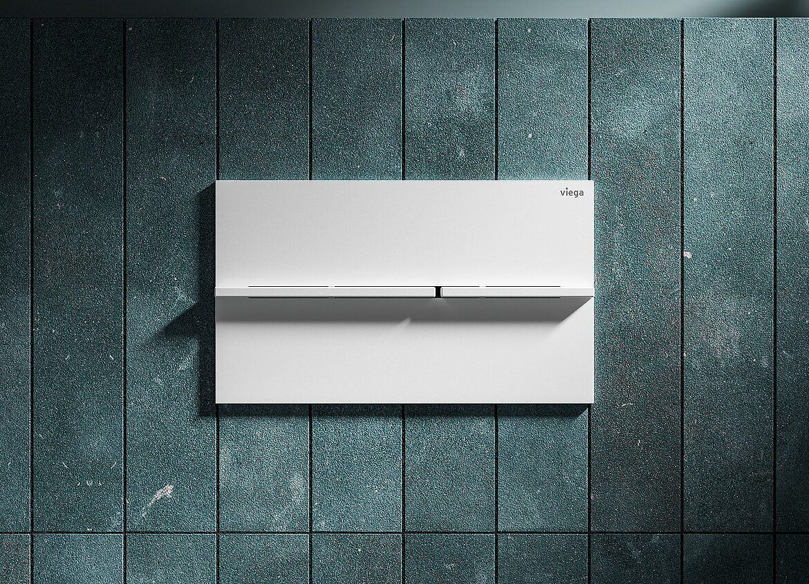 Charakteristisch für die WC-Betätigungsplatte „Visign for More 204“ von Viega sind die präzise Linienführung und die filigranen Stege, die eine leichte Auslösung der WC-Spülung ermöglichen. Dank der dahinterliegenden Elektronik genügt hierfür bereits ein sanftes Antippen. Ab sofort ist diese edle Variante auch in Mattweiß erhältlich. (Foto: Viega)