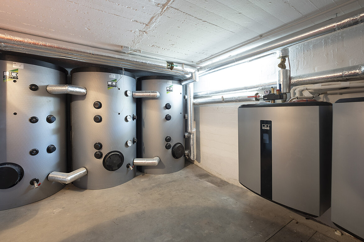 Die Pufferspeicher liefern 20 °C warmes Wasser an die MWL. Auch die Innenmodule der Quellenwärmepumpen WKF Duo stehen im Kellerraum (rechts). Bild: Remko, Lage