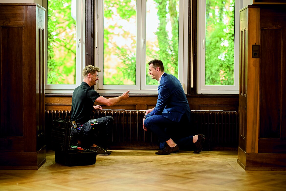 Der Austausch-Heizkörper Zehnder Charleston lässt sich ideal mit vorhanden Anschlüssen kombinieren. Mit Zehnder Charleston Austausch stehen Standard-Modelle zur Verfügung, die genau zu den Maßen alter Stahl- und Gussradiatoren passen und ohne aufwendige Stemmarbeiten im Mauerwerk montiert werden können. Bildquelle: Zehnder Group Deutschland GmbH, Lahr.