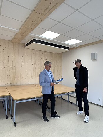 Udo Rausch, Vertriebsmitarbeiter von Airflow und Sven Elsen vom Gebäudemanagement Mönchengladbach (v.l.n.r.) blicken gemeinsam auf ein erfolgreiches Projekt zurück.