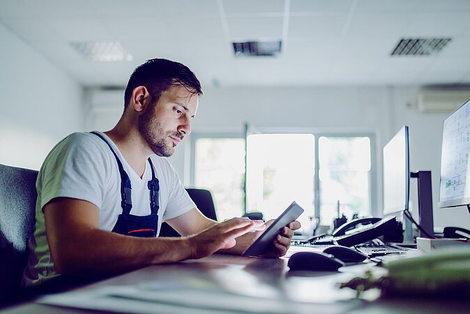 Testo: Praxisnahe Live-Webinare.