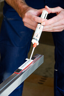 Der Kleber wird mithilfe der Schablone gleichmäßig aufgetragen. Bild: Kermi Duschdesign GmbH