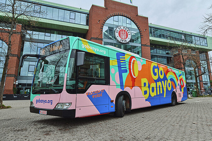 Villeroy & Boch unterstützt neuen Duschbus von GoBanyo Sanitärlösungen für mehr Würde im Alltag obdachloser Menschen