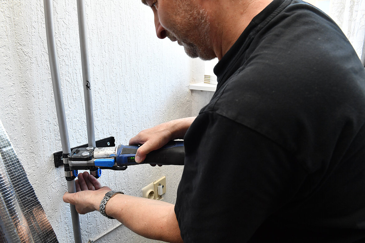 Die Installation mit Geberit FlowFit ging dank des flexiblen Einsatzes der Fittings und Rohrleitungen problemlos und schnell. Foto: Geberit