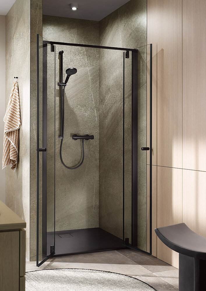 Die Pendeltüren mit vorgelagerten Drehpunkten der Duschkabinenserie Favorit Plus ermöglichen in einer Nische oder in Kombination mit einer Seitenwand einen großzügigen Einstieg. Bildnachweise: HSK Duschkabinenbau KG