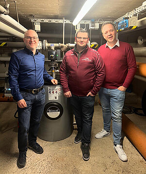 V.l.n.r.: Simon Freter, Christian Rudic Franic und Christoph Wieczorek (WATERCryst) am Standort der BIOCAT KS 11000. Copyright WATERCryst Wassertechnik GmbH