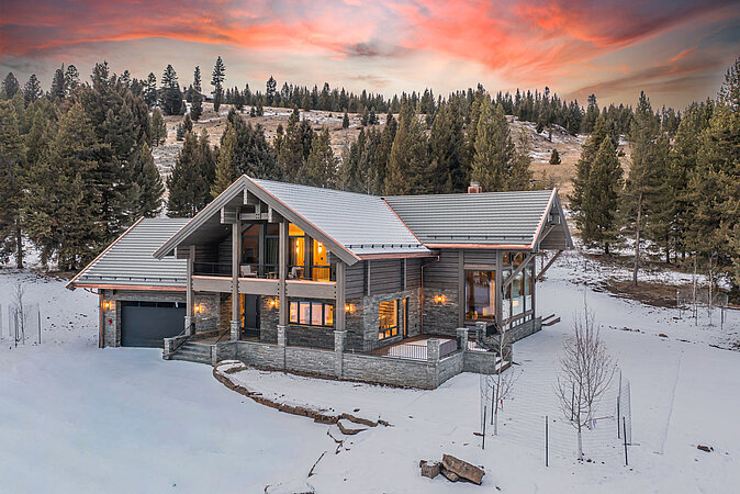 Dornbracht: Norwegische Hüttenarchitektur in den Rocky Mountains - ein Bergchalet in Big Sky, Montana
