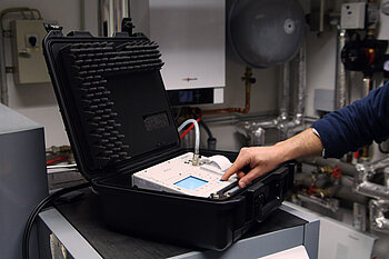 Für besonders komplexe Anforderungen, wie beispielsweise die Prüfung von Flüssiggasleitungen nach TRF oder Heizungsanlagen nach DIN 18380, lässt sich das ecom-DP3 mit einem externen Drucksensor flexibel erweitern. Bildquelle: ecom GmbH