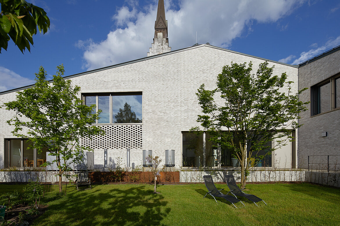 Technik schick zu verpacken funktioniert – hier mit den Außenmodulen der Wärmepumpe HTS ARTstyle am Rand des Grundstücks. Bildquelle: Csaba Mester, Bielefeld, www.mester-fotografie.de