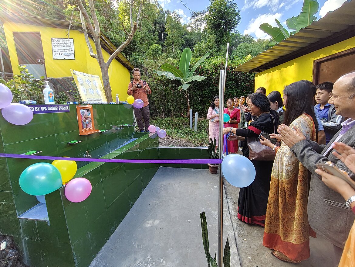 Einweihung des neuen Handwaschbereichs an einer der Partnerschulen in Indien.Bildnachweis: SFA Deutschland GmbH