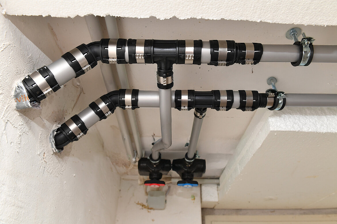 Die laterale Verpressung vermeidet Querschnittsverengungen. Dadurch ist der Betrieb der Wärmepumpe effizienter und sicherer als bei einem klassischen Presssystem. Foto: Geberit