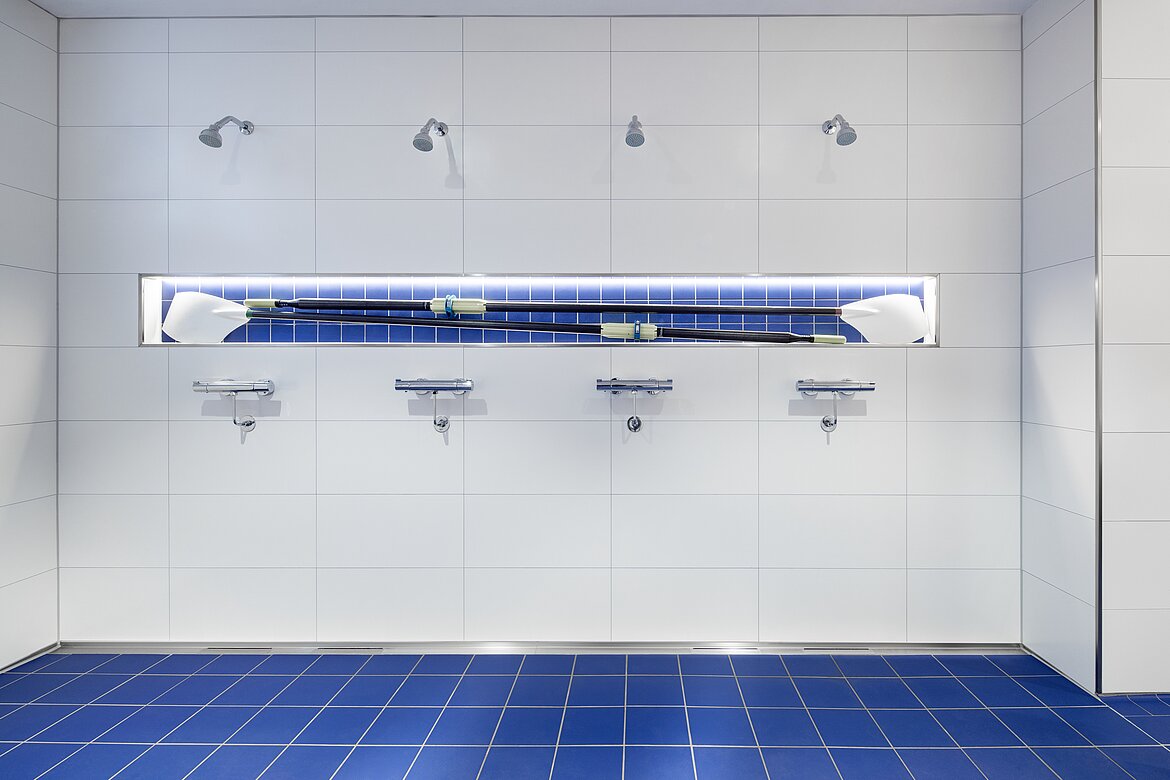 Die Damen- und Herrenduschen des Ruderklubs wurden mit den Duschrinnen CeraFloor Select und CeraWall Select Duo ausgestattet. Foto: Christoph Meinschäfer