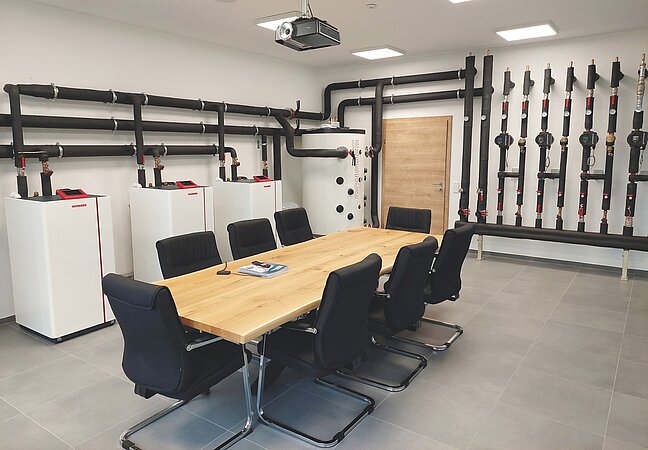 OCHSNER: Eine Wärmepumpe im Besprechungsraum?