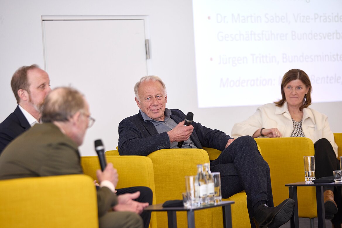 In der politischen Diskussionsrunde fordern (v. r. n. l.) Beate Schmidt-Menig, Jürgen Trittin und Dr. Martin Sabel mehr Ehrgeiz und mehr Tempo bei der Wärmewende. © DEPV/Viviane Wild