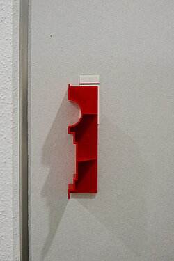 Der Wandanschluss wird lotgerecht ausgerichtet. Die Montagehilfe, die entlang des Profils fixiert wird, erleichtert später das korrekte Platzieren des Profils. Bild: Kermi Duschdesign GmbH