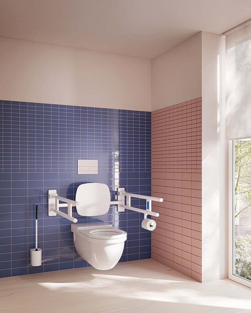 S 700 gewährleistet eine normgerechte Ausstattung nach DIN 18040 und unterstützt damit die selbstständige Nutzung des Sanitärraums. Beidseitig angeordnete Stützklappgriffe im offenen Design und die Rückenstütze bieten sicheren Halt und zusätzlichen Komfort. Die barrierefreie WC-Bürstengarnitur mit verlängertem Stiel und kontrastierendem Ergonomiegriff erleichtert die Handhabung. Bild: HEWI