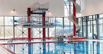Der neue Sprungturm und stündliche Wellengang im Hallenbad der Pyrmonter Welle ziehen jährlich etwa 100.000 Besucher an. Copyright Stadtwerke Bad Pyrmont