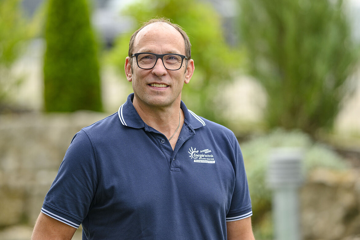 Für Fachhandwerker Benedikt Kratzer gab es nur eine sinnvolle nachträgliche Installationsoption: Die Kühleinheit einfach unten im Keller auf das Lüftungsgerät zu montieren und damit die vorhandenen Zu- und Abluftleitungen bequem mit zu nutzen. Bildquellen: Zehnder Group Deutschland GmbH, Lahr.