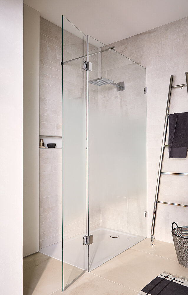 Das neue Spezialglas Sandblast Flow von glassdouche ermöglicht gerade Duschtüren und Seitengläser mit fließendem Übergang von absolut transparent zu völlig blickdicht. Bildquelle: Glassdouche