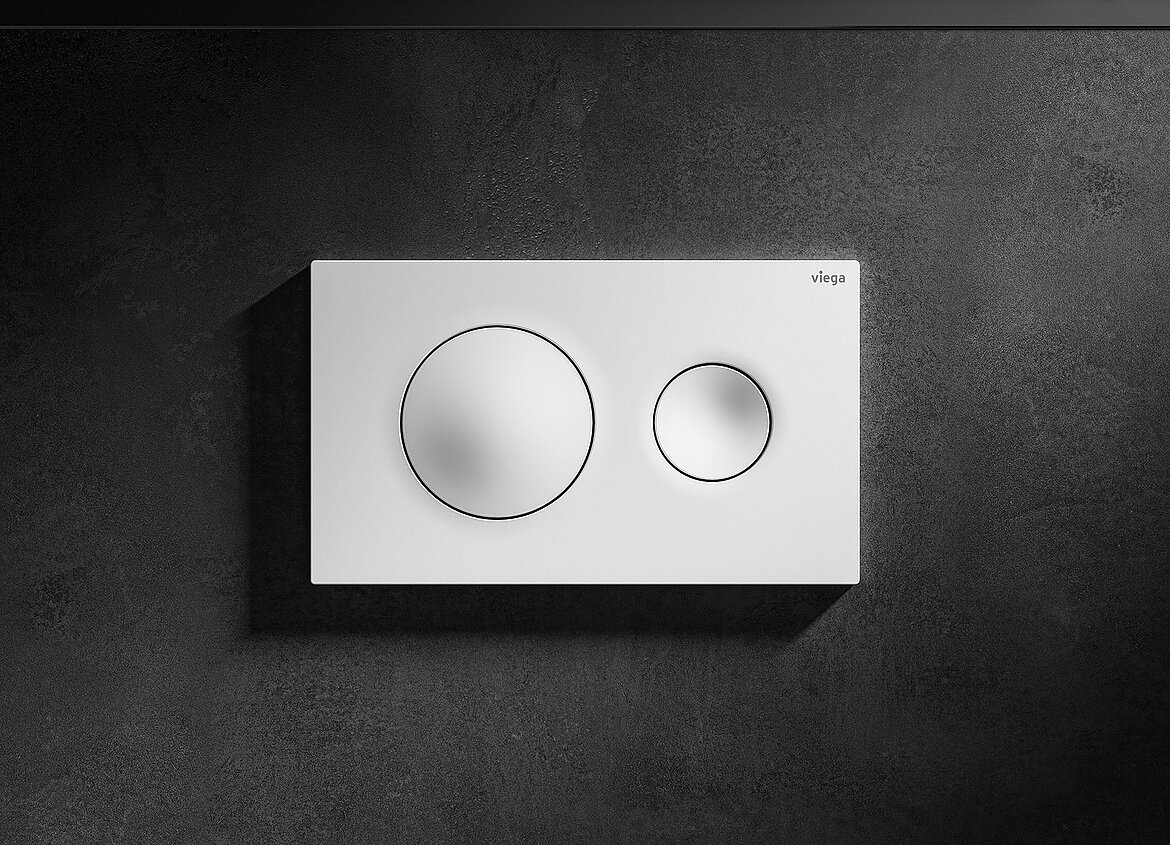 Charakteristische Designelemente der „Visign for Style 20“ sind die runden, konvex und konkav geformten Spültasten, eingebettet in eine rechteckige Rahmengeometrie. Hier überzeugt die neue Farbvariante „Mattweiß“ in einer kontrastreichen Kombination mit Anthrazit. (Foto: Viega)