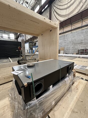 Der Einbau der DUPLEX Vent X Lüftungsgeräte erfolgte in der Produktionshalle im Rahmen der werkseitigen Vorfertigung der Module.