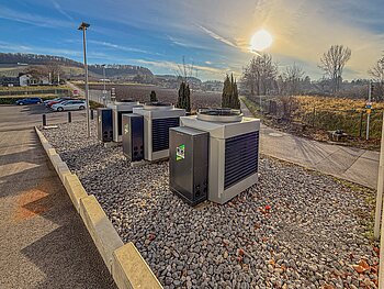 Die Wärmepumpen wurden als Einzelgeräte-Kaskade aufgestellt, weil die vorhandenen Anschlüsse der Altgeräte weiter genutzt werden sollten. Abb.: Remko, Lage